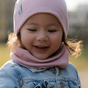 Pudrowy róż komin prążkowany
