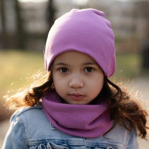 Zestaw czapka z kominem liliowa Milenove handmade Czapka i komin dla dziewczynki – kolor liliowy Komplet mama i córka – czapki w kolorze lila Dzianina OEKO-TEX® – czapka handmade z bliska Stylizacja jesienna z czapką i kominem Milenove Zestaw handmade na zimę – czapka i komin liliowy